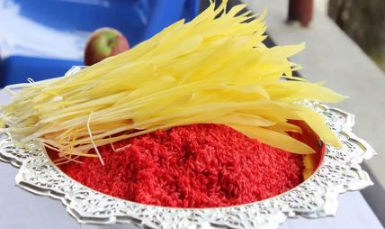 दशैंको दोस्रो दिनः मान्यजनको हातबाट टीका जमरा ग्रहण जारी दशैंको दोस्रो दिनः मान्यजनको हातबाट टीका जमरा ग्रहण जारी