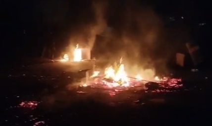सुनसरीमा दुई समुदायबीच झडप : प्रहरीको गोली लागेर एक युवकको मृत्यु, पाँच क्षेत्रमा अनिश्चितकालीन कर्फ्यू सुनसरीमा दुई समुदायबीच झडप : प्रहरीको गोली लागेर एक युवकको मृत्यु, पाँच क्षेत्रमा अनिश्चितकालीन कर्फ्यू