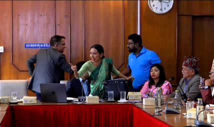 सञ्चारमन्त्रीको अध्यक्षतामा बसेको कार्यक्रमबाट रिसाउँदै बाहिरिइन् आशिका