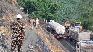 १८ दिनपछि पृथ्वी राजमार्गको कृष्णभीरमा यातायात सेवा पुनः सञ्चालन