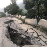 पृथ्वी राजमार्ग अवरुद्ध : गल्छीमा ग्यास बुलेट पल्टियो, गलौंदीमा सडक भासियो