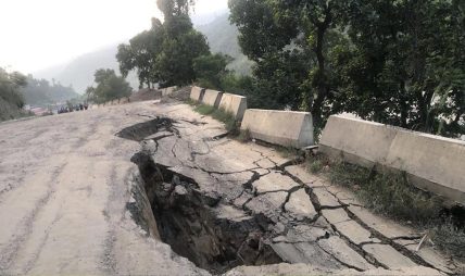 पृथ्वी राजमार्ग अवरुद्ध : गल्छीमा ग्यास बुलेट पल्टियो, गलौंदीमा सडक भासियो