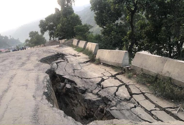 पृथ्वी राजमार्ग अवरुद्ध : गल्छीमा ग्यास बुलेट पल्टियो, गलौंदीमा सडक भासियो
